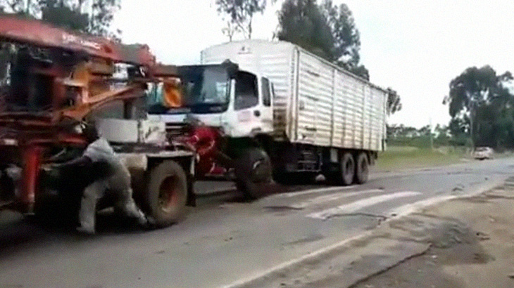 【衝撃映像】ケニアで起きたこの事故、不思議すぎる･･･。