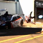 ピットインしていたレーシングカーがメカニックを轢いてしまうアクシデント。