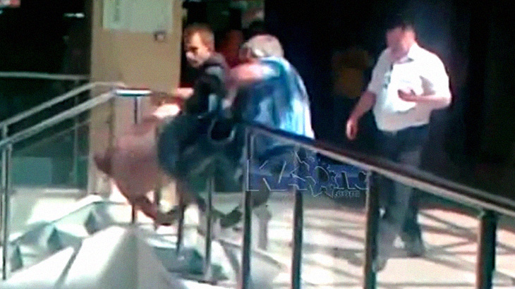 薬物中毒の男、突然ショッピングモールの最上階から飛び降りてしまう･･･。