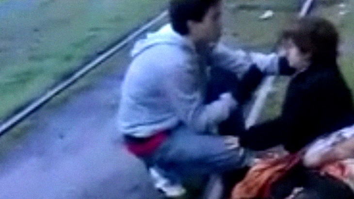 【閲覧注意】列車に轢かれて “下半身グチャグチャ” になってしまった女性を必死になだめる男性。