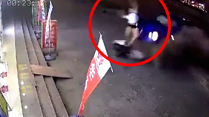 停車中のバイクにまたがっていた女性、車に追突され弾き飛ばされてしまう。