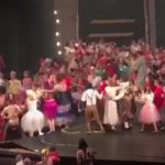 舞台のフィナーレに飛び跳ねて喜ぶ出演者 → 床抜けるアクシデント。