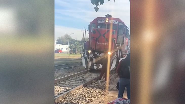 通過する列車にギリギリまで近づいて撮影する女性、轢かれてしまう･･･。