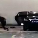 尿意マックスの男、下ろしたズボンに脚を取られ壁に激突 → 失神。