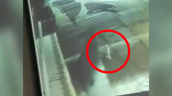 巨大な鉄板に潰されてしまった作業員。