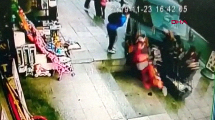 【衝撃映像】目の前で “母親が車に轢かれる瞬間” を見てしまった男の子。