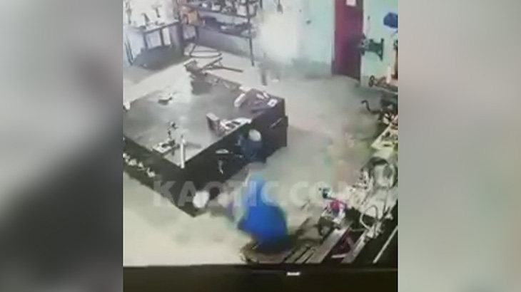 【衝撃映像】機械から外れた部品にヘッドショットされてしまった作業員･･･。