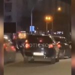 気に入らないドライバーに停車中に文句を言いに行った男、車に轢かれる。