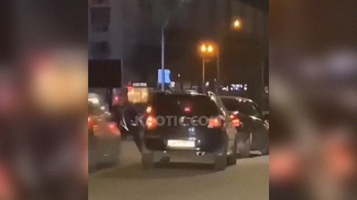 気に入らないドライバーに停車中に文句を言いに行った男、車に轢かれる。