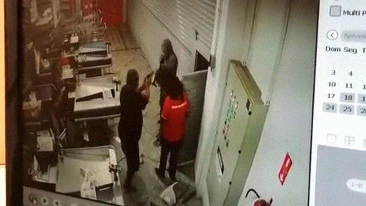 間抜けすぎる強盗犯、警備員にあっさり殺されてしまう･･･。