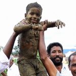 身体中が “牛糞まみれ” になる世界一臭いインドのお祭り。