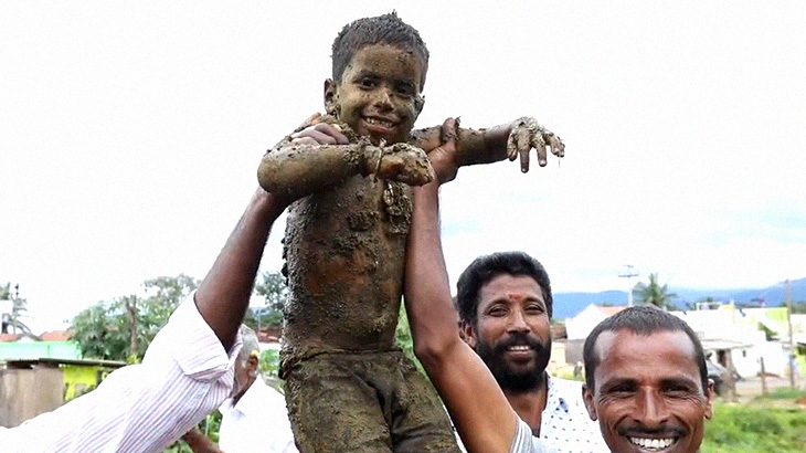 身体中が “牛糞まみれ” になる世界一臭いインドのお祭り。