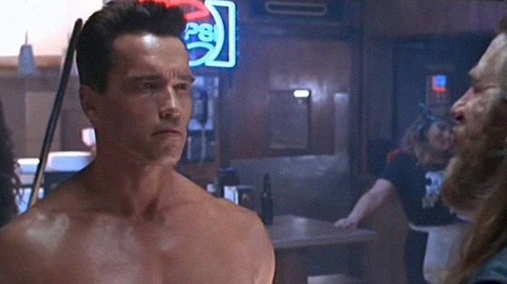 まるでターミネーターのように全裸で歩く “左手を切断” された男。