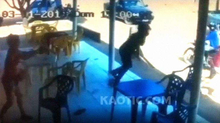 マチェーテで男性を襲撃した男、居合わせた女性に銃殺される。