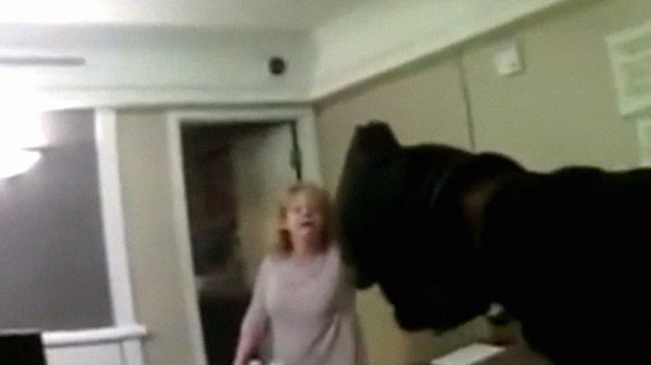 ハサミを持って襲ってくる女性を撃ち殺す警察官のボディカム映像。