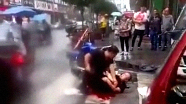 【衝撃映像】殺傷事件が目の前で起こっているのに誰一人助けようとしない国、中国。