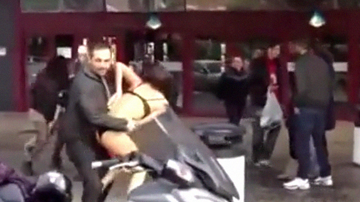 女性同士の喧嘩にて、服を脱がされ下着姿になってしまう女の子。