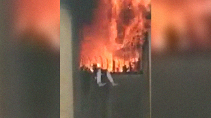 【恐怖】炎が上がる窓から “女の子の両脚だけ” が見えている･･･。