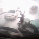 雪道の玉突き事故。トラックが女の子を轢いてしまうドラレコ映像。