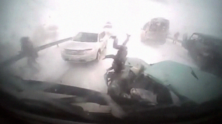 雪道の玉突き事故。トラックが女の子を轢いてしまうドラレコ映像。