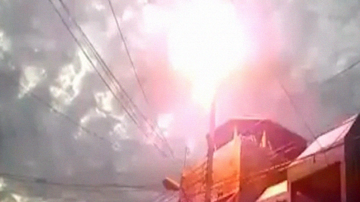 【衝撃映像】電柱によじ登り、感電死することを選んだ男･･･。