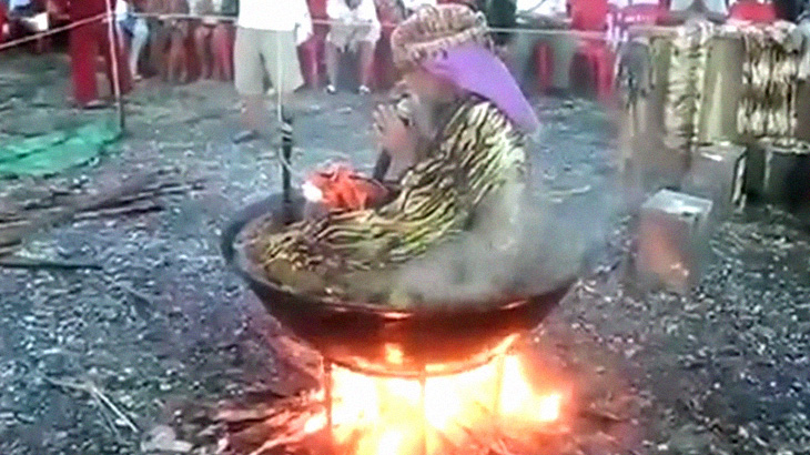煮えた鍋の中で座禅を組み説法する僧侶。