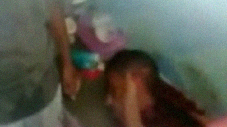 【閲覧注意】顔の皮膚をナイフで剥いでいる男たち。ここ刑務所内だそうです･･･。