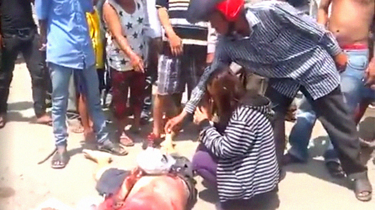 【閲覧注意】夫をトラックに轢き殺された妻、見物人からお金を恵んでもらう。