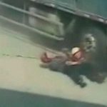 【衝撃映像】トラックのタイヤに引き摺られるこの動画、怖すぎ･･･。