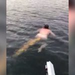 【閲覧注意】湖を泳ぎながら下痢便を撒き散らす男。