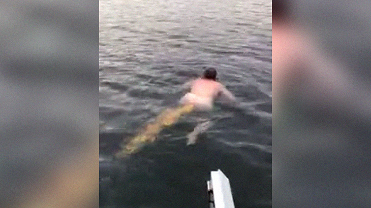 【閲覧注意】湖を泳ぎながら下痢便を撒き散らす男。