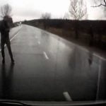 【衝撃映像】ドライブしてるだけで銃撃されるウクライナ怖すぎ･･･。