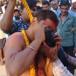 【閲覧注意】口でヤギを屠殺しながら村を練り歩くインドの奇祭。