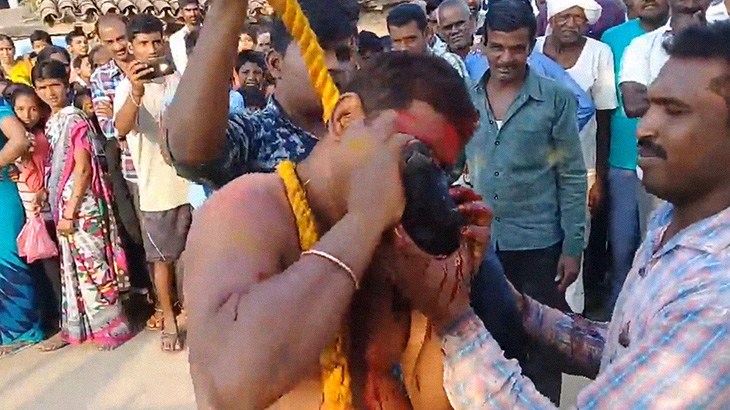 【閲覧注意】口でヤギを屠殺しながら村を練り歩くインドの奇祭。