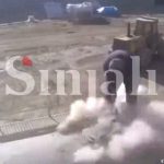 【衝撃映像】セメントタンクの蓋を開けようとした男性、爆発により吹き飛ばされて死亡。