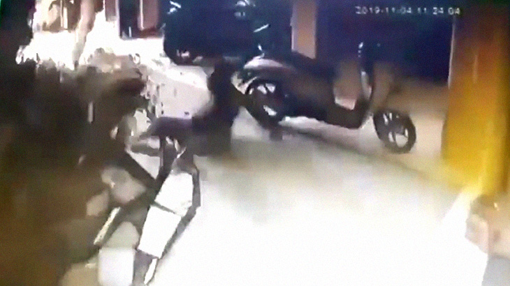 【衝撃映像】住宅の浄化槽が大爆発する瞬間。1人が死亡したアクシデント映像。