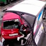 女性ドライバーさん、運転操作を誤ってバックで人を次々轢いてしまう･･･。