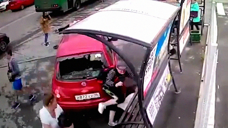 女性ドライバーさん、運転操作を誤ってバックで人を次々轢いてしまう･･･。