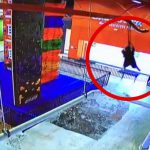 室内ジップラインにて、10歳の男の子が落下してしまうアクシデント映像。