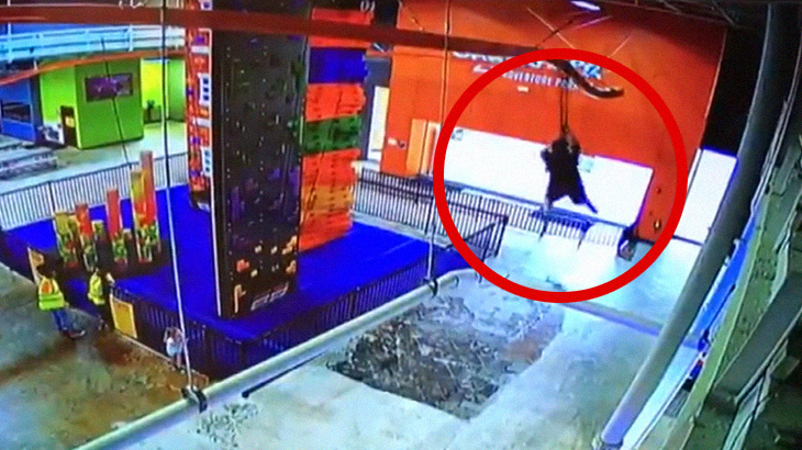 室内ジップラインにて、10歳の男の子が落下してしまうアクシデント映像。