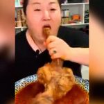 “動物のチ●コの煮物” をムシャムシャ食べる女性。