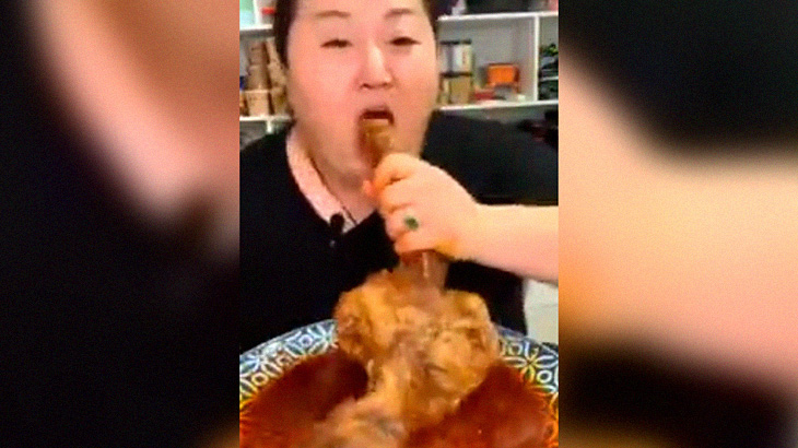 “動物のチ●コの煮物” をムシャムシャ食べる女性。