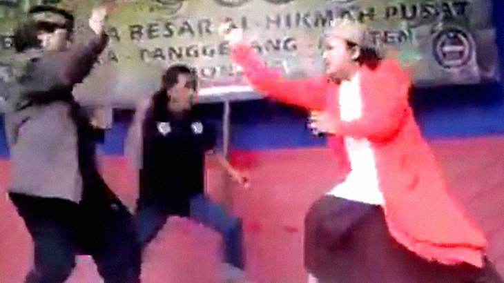 フォース使いの男、手を触れずに男たちを次々倒しまくる映像。