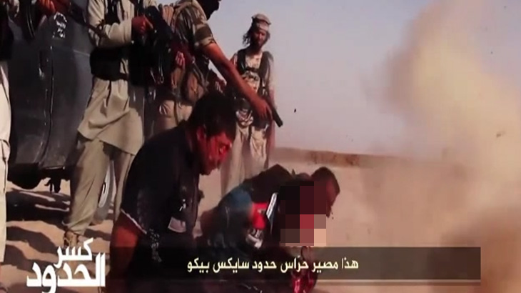 【閲覧注意】ISISに射殺される捕虜たち。頭を撃ち抜かれるスローモーショングロ動画。