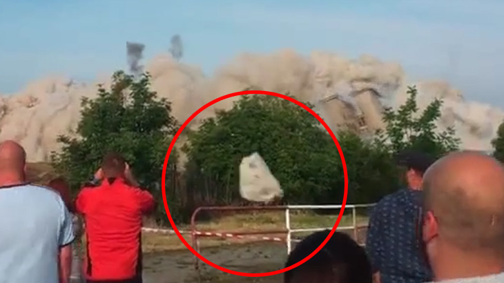 【衝撃映像】爆破解体中、飛んできたブロック片が頭すれすれを通り過ぎる映像。