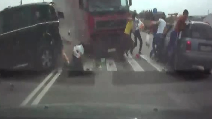 スピード出しすぎのトラック、赤信号で止まれずに歩行者の列に突っ込んでしまう･･･。