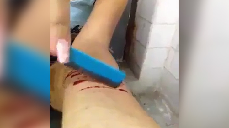 泣きながら腕をカミソリで切る様子を自撮りするメンヘラ女の子。