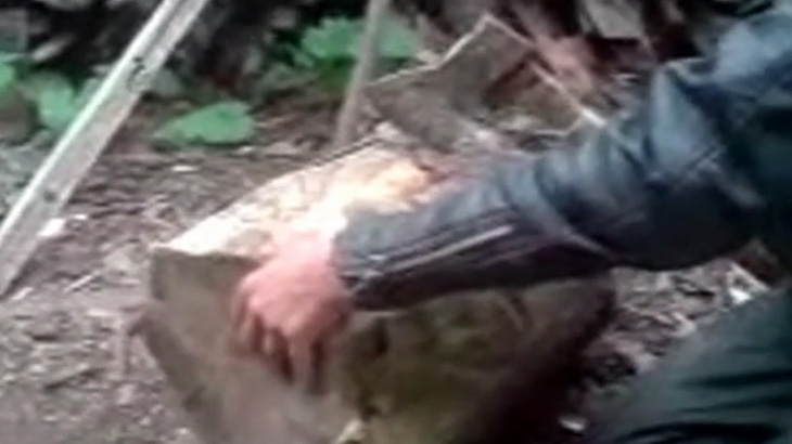 【閲覧注意】斧で自分の親指を切断してしまう男･･･。