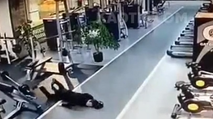 ジムでベンチプレス中にバーベルが胸に落下して死亡してしまった男性･･･。