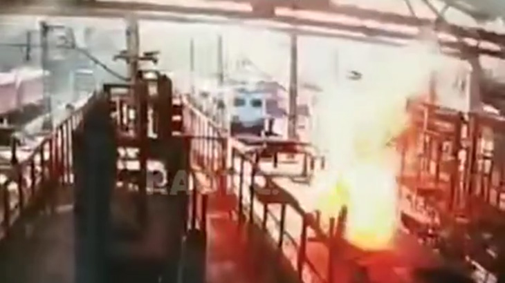 【衝撃映像】電車の車庫で働く作業員が感電死してしまう瞬間。